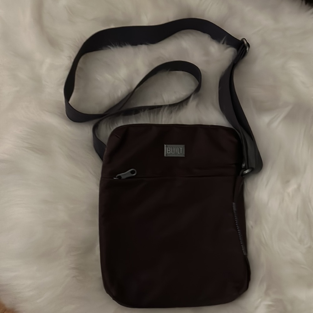 Built IPad crossbody - Picture 2 of 3